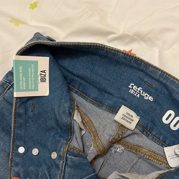 BRAND-NEW Triple Button High Waist Denim Shorts - Picture 3 of 4